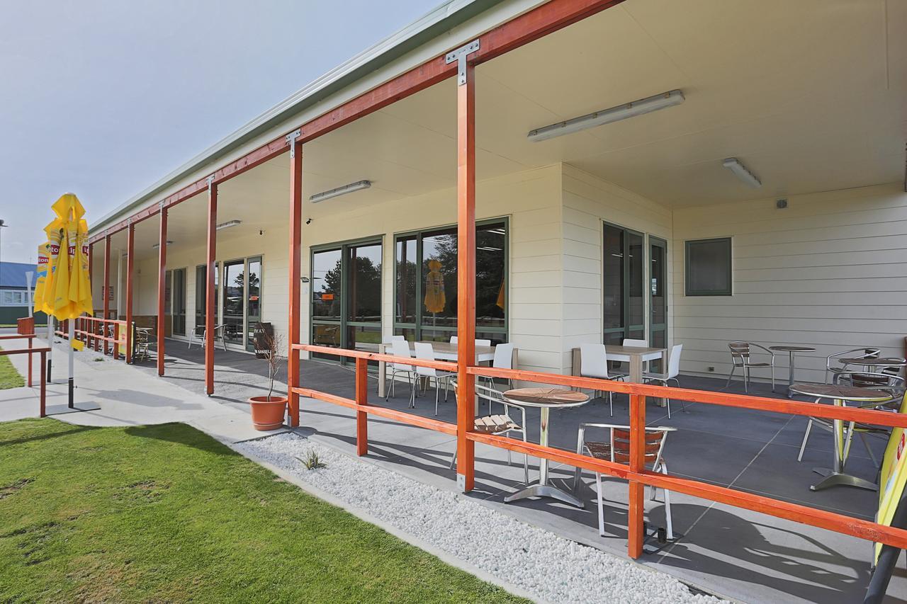Tui Base Camp Hotel Tuatapere Bagian luar foto