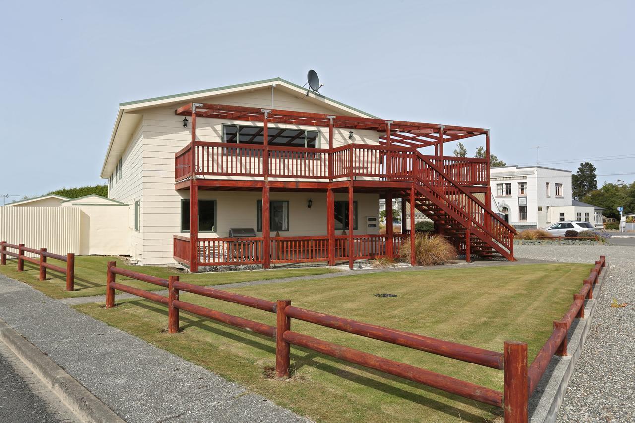 Tui Base Camp Hotel Tuatapere Bagian luar foto