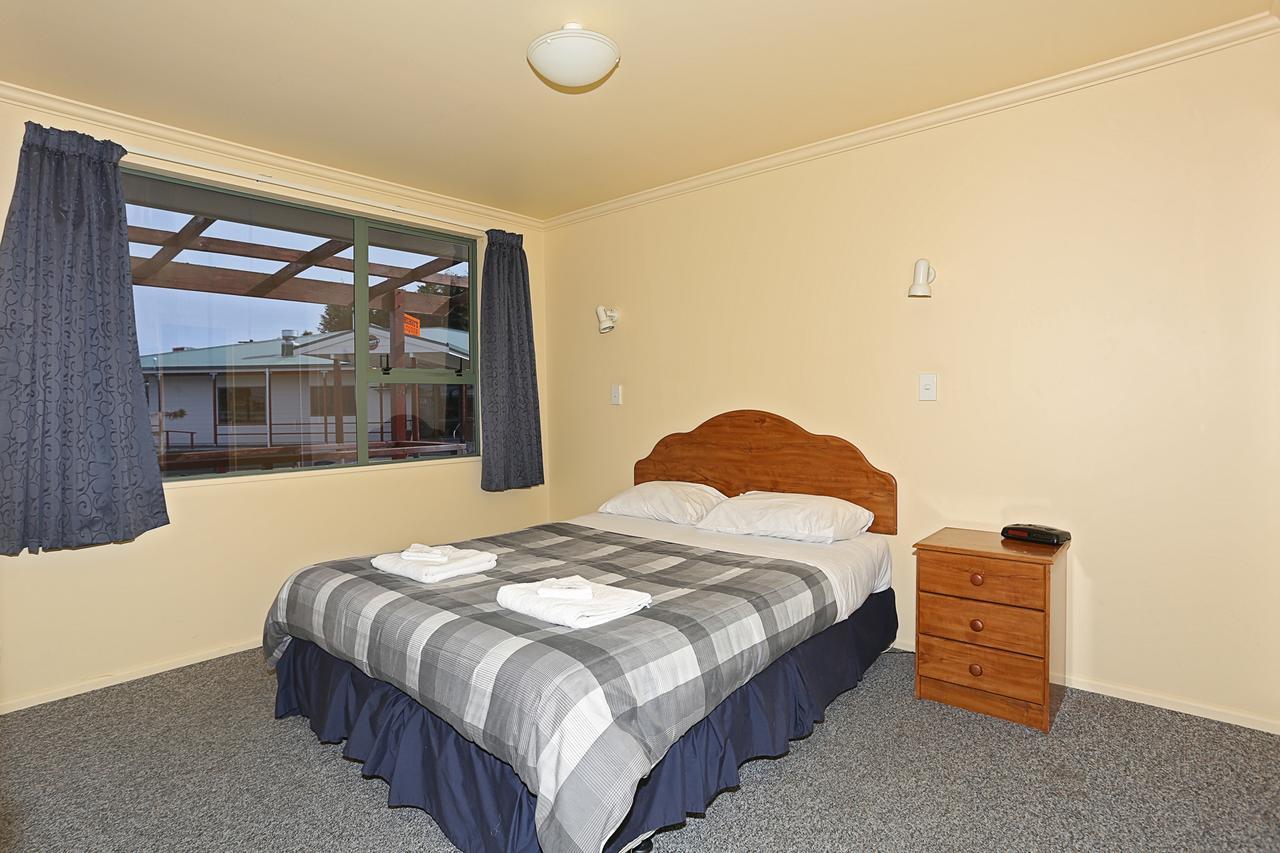 Tui Base Camp Hotel Tuatapere Bagian luar foto